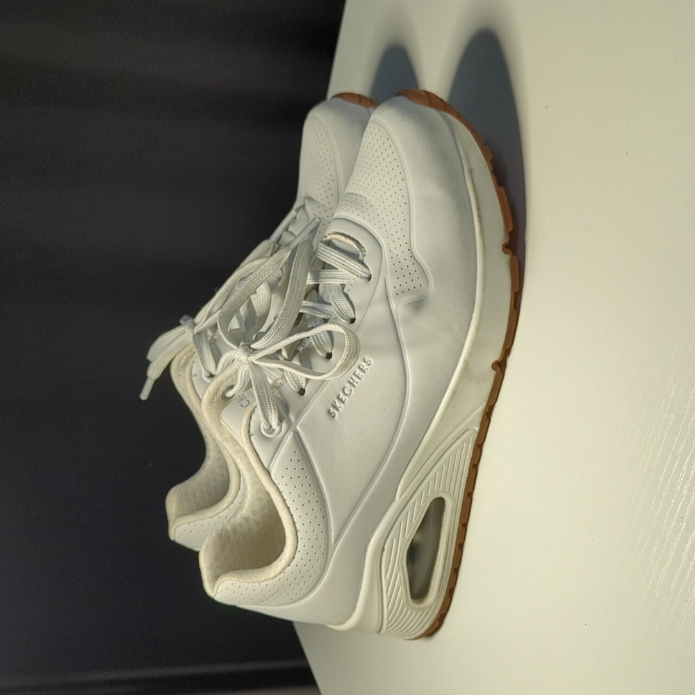 Uno - Stand on Air White Sketchers Runners/Sneakers